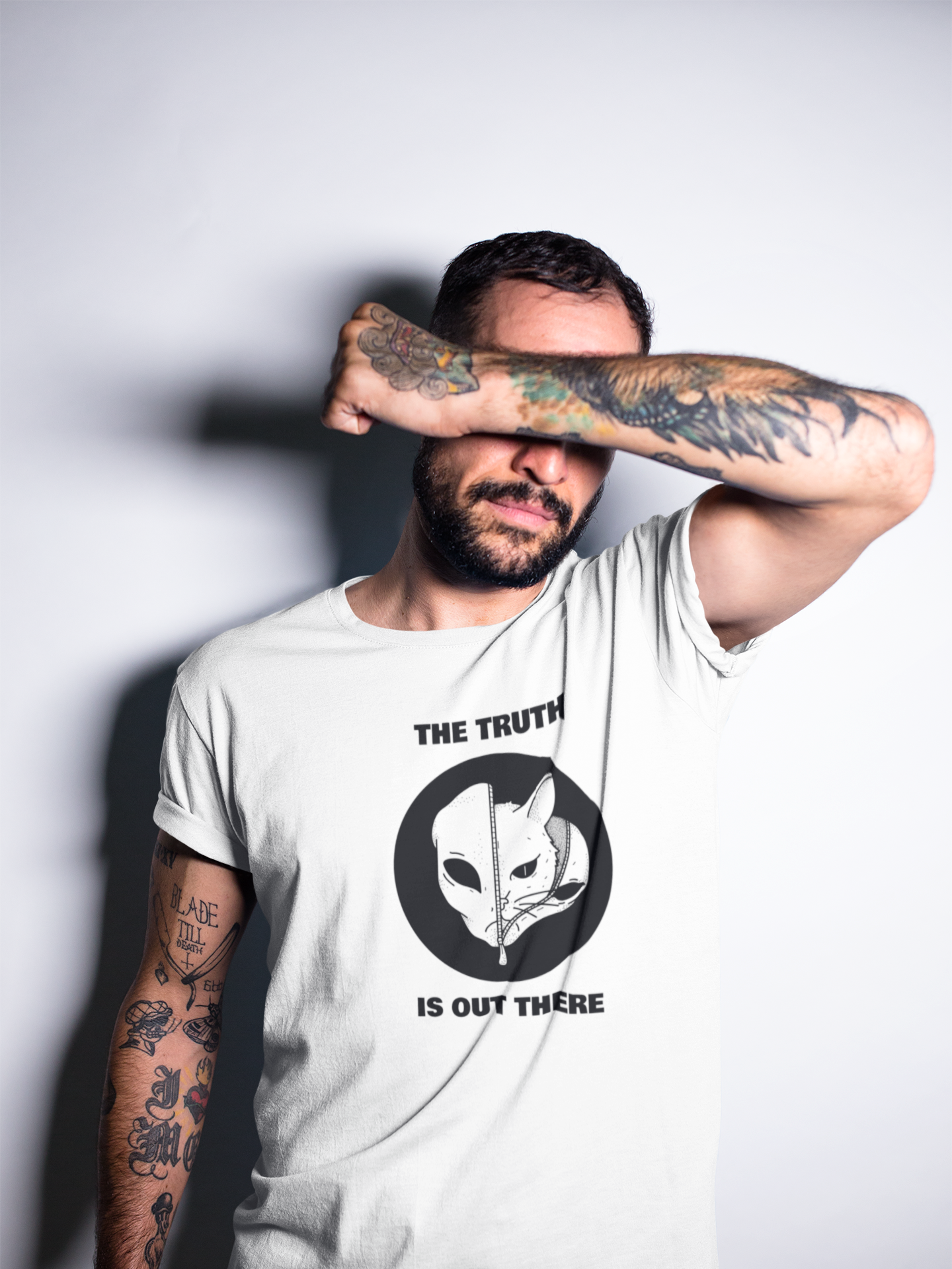 Unisex T-shirt - The truth is out There